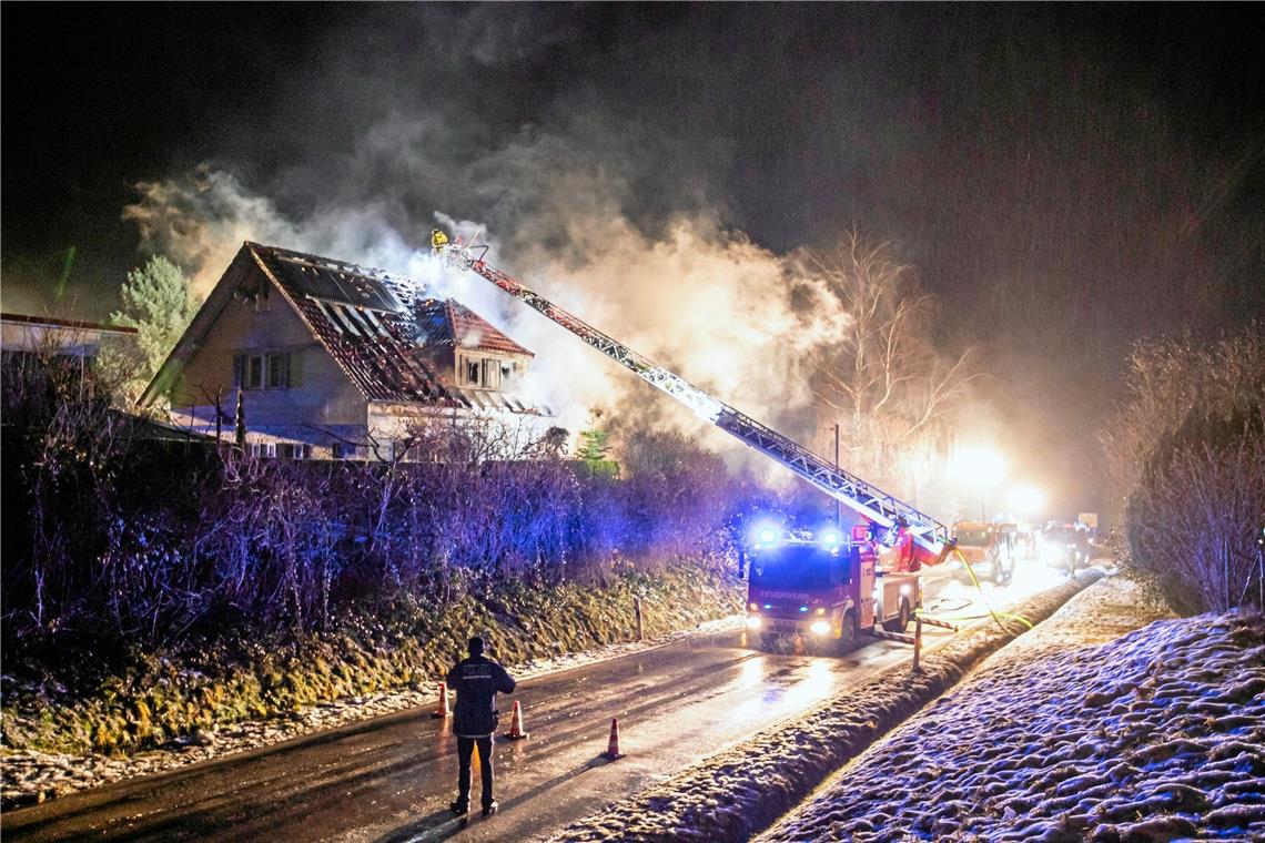 Der Brand in einem Kirchenkirnberger Einfamilienhaus im Dezember zählte zu den größeren Einsätzen des vergangenen Jahres. Die Drehleiter wurde gebraucht, deshalb war die Fahrbahn einige Zeit gesperrt, und es wurde eine Umleitungsstrecke eingerichtet. Archivfoto: 7aktuell.de/Adomat