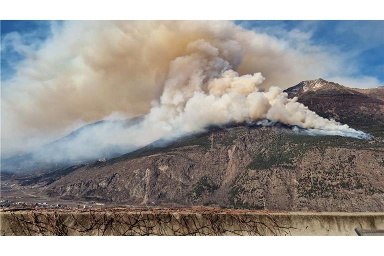 Der Brand war am Donnerstag oberhalb von Latsch im Vinschgau ausgebrochen.