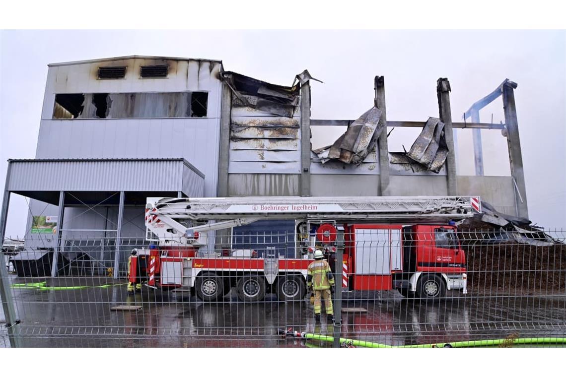 Der Brand wurde in den frühen Morgenstunden von Einsatzkräften der Feuerwehr gelöscht. 