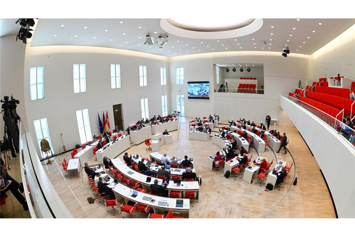 Der Brandenburger Landtag hat über zwei teils umstrittene Medienstaatsverträge entschieden.