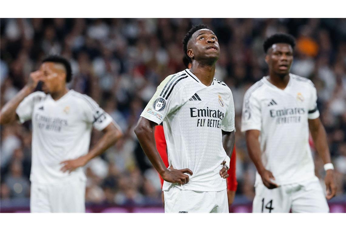 Real Madrid verliert gegen AC Mailand Der brasilianische Stürmer Vinicius Junior (M) von Real Madrid nach dem zweiten Tor des AC Mailand in der UEFA Champions League.