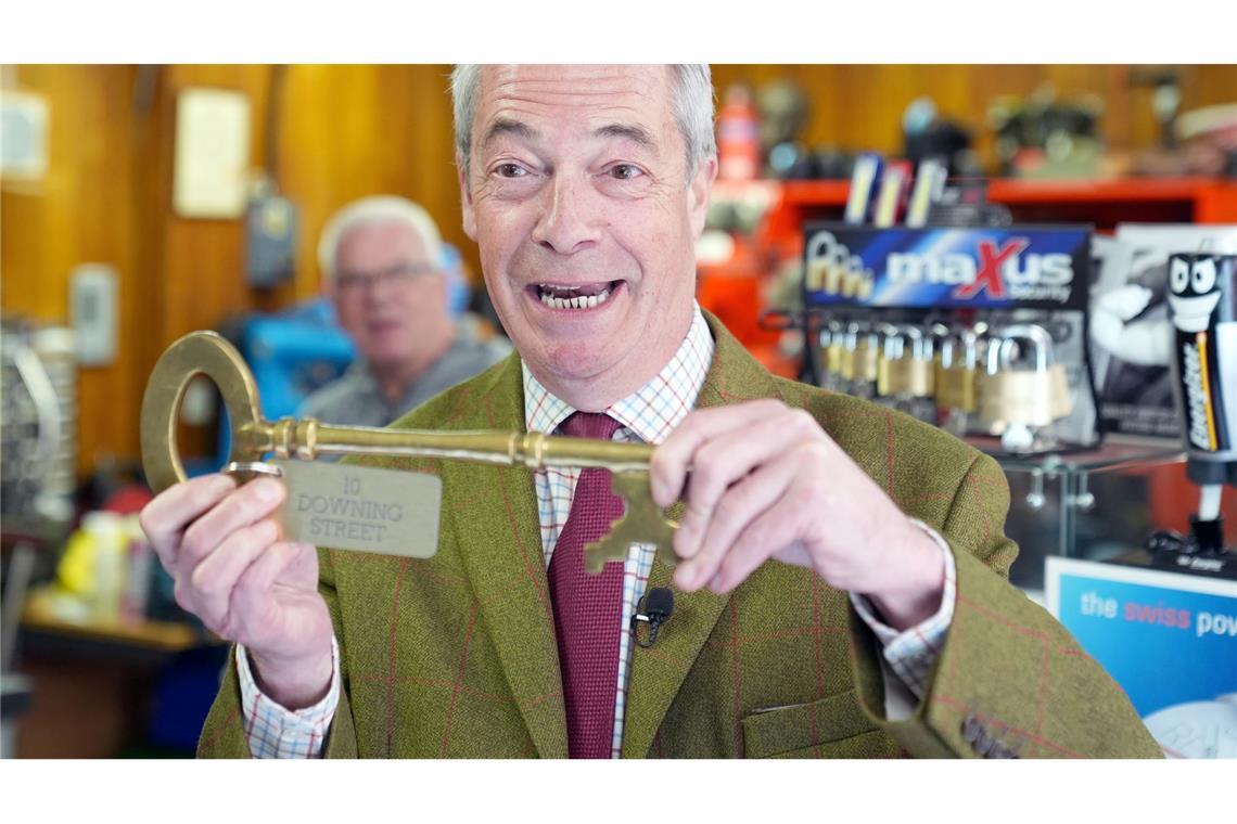 Kommunalwahlen in England: Anfang vom Ende der Tories? Der Brexit-Vorkämpfer und Chef der rechtspopulistischen Partei Reform UK, Nigel Farage, träumt bereits vom Schlüssel zum Regierungssitz 10 Downing Street. (Archivbild)