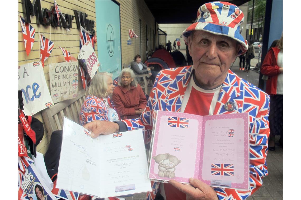 Der Brite Terry Hutt zeigt am 30.04.2015 - seinem 80. Geburtstag - vor dem St. Mary's Hospital in London (Großbritannien) zwei Karten für den erwarteten Nachwuchs im britischen Königshaus: eine für einen Jungen und eine für ein Mädchen. In der Klinik wird Herzogin Kate ihr zweites Kind zur Welt bringen.