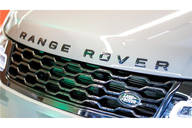 Der britische Autobauer Jaguar Land Rover muss wegen einer Cybertattacke schwere Störungen bei Produktion und Verkauf hinnehmen.