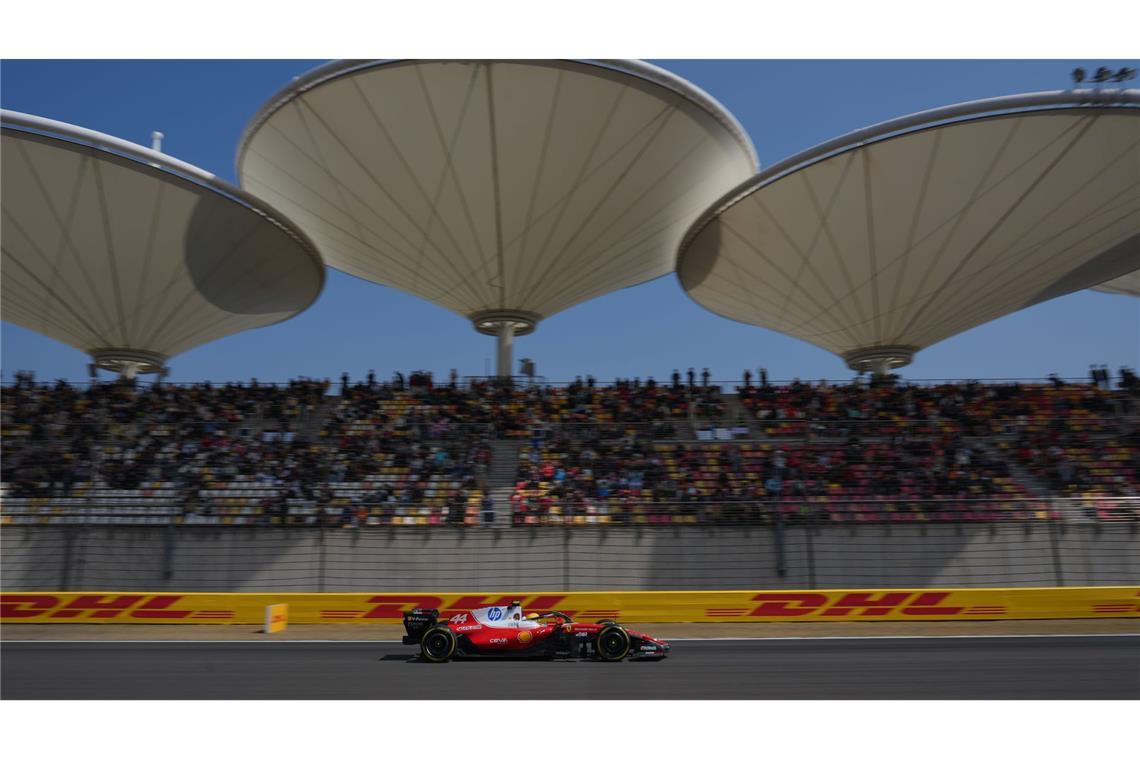 Der britische Ferrari-Pilot Lewis Hamilton steuert sein Auto während des ersten Trainings beim Grand Prix von China über die Strecke.