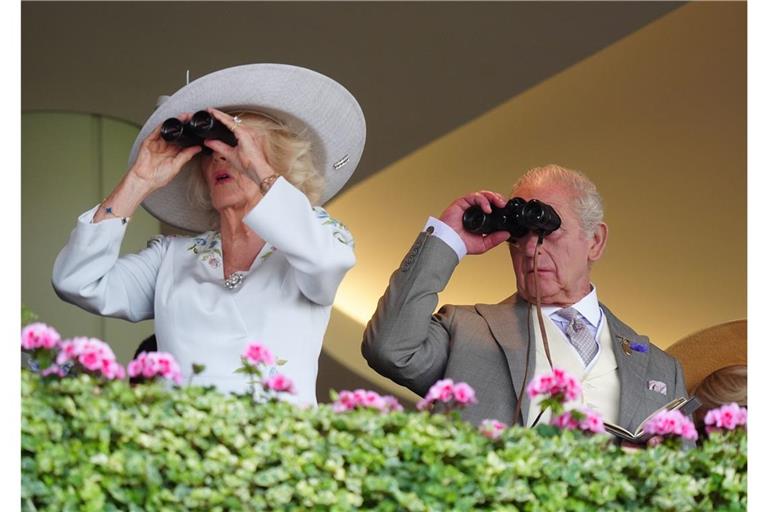 Der britische König Charles III. (r) und Königin Camilla am ersten Tag des Royal Ascot auf der Pferderennbahn von Ascot in Berkshire.