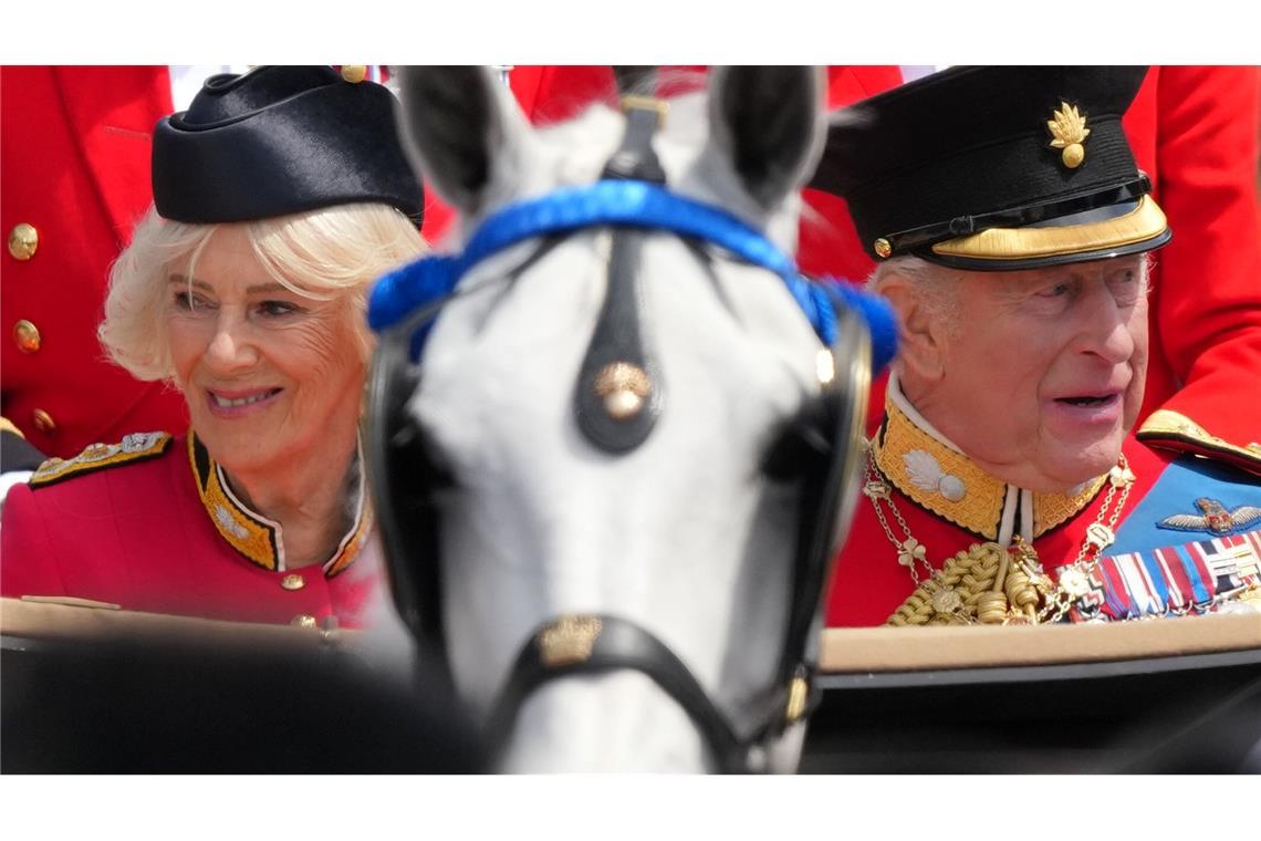 Der britische König Charles III. und Königin Camilla fahren in einer offenen Kutsche zurück zum Buckingham Palace während der "Trooping the Colour", der jährlichen Geburtstagsparade des Königs.
