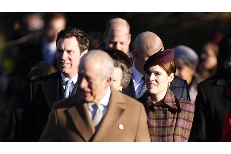 Der britische König Charles III. (vorne), sowie Prinzessin Eugenie (r) und Ehemann Jack Brooksbank (l) kommen zum Weihnachtsgottesdienst in der St. Mary Magdalene Church.
