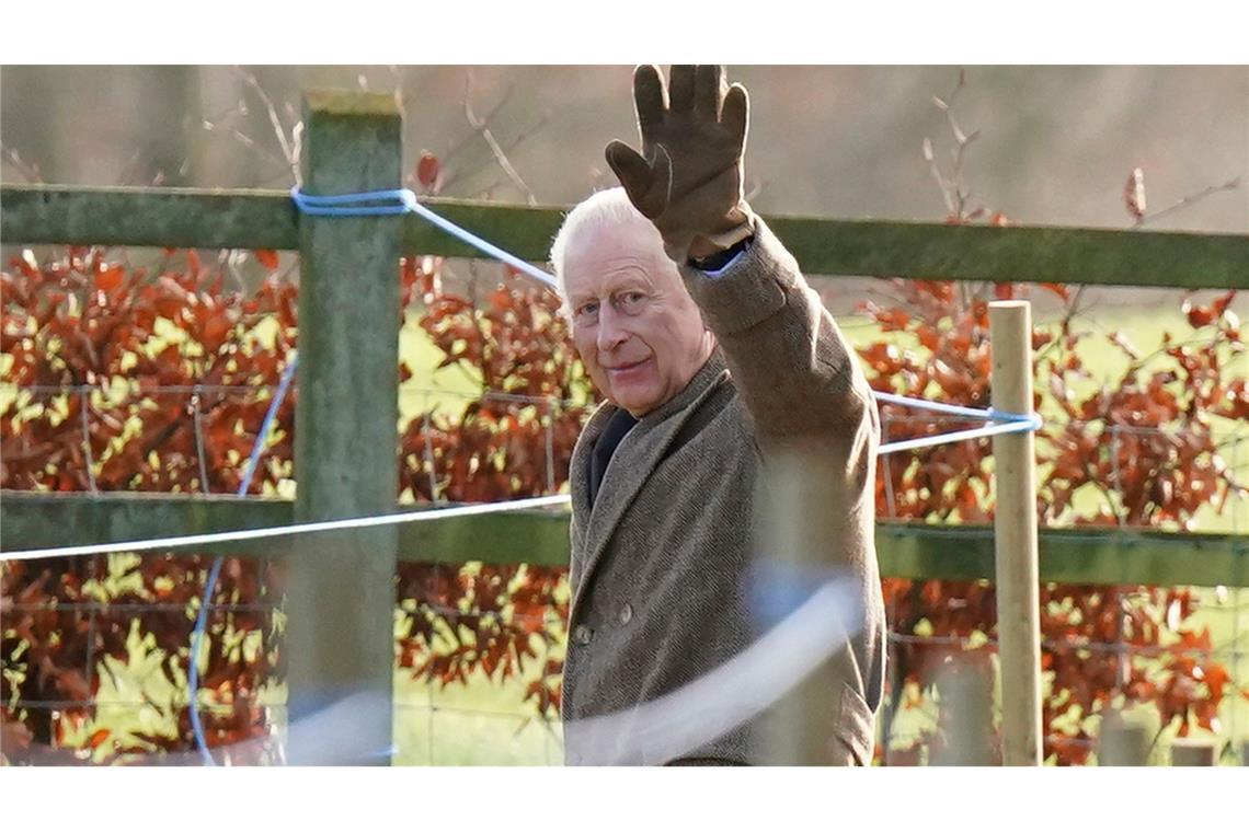König Charles III. grüßt nach Kirchgang in Sandringham Der britische König Charles III. winkte, als er das Gelände der St.-Mary-Magdalene-Kirche in Sadringham verließ.