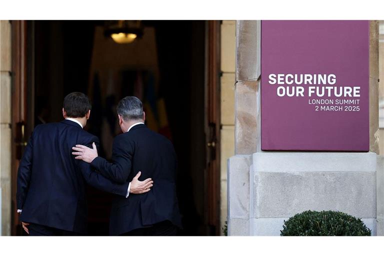 Der britische Premier Keir Starmer (re.) begrüßt den französischen Präsidenten Emmanuel Macron.