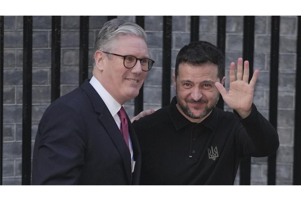 London gibt Kiew Kredit über 2,74 Milliarden Euro für Verteidigung Der britische Premierminister Keir Starmer (l) begrüßt den ukrainischen Präsidenten Wolodymyr Selenskyj vor Downing Street Number 10.