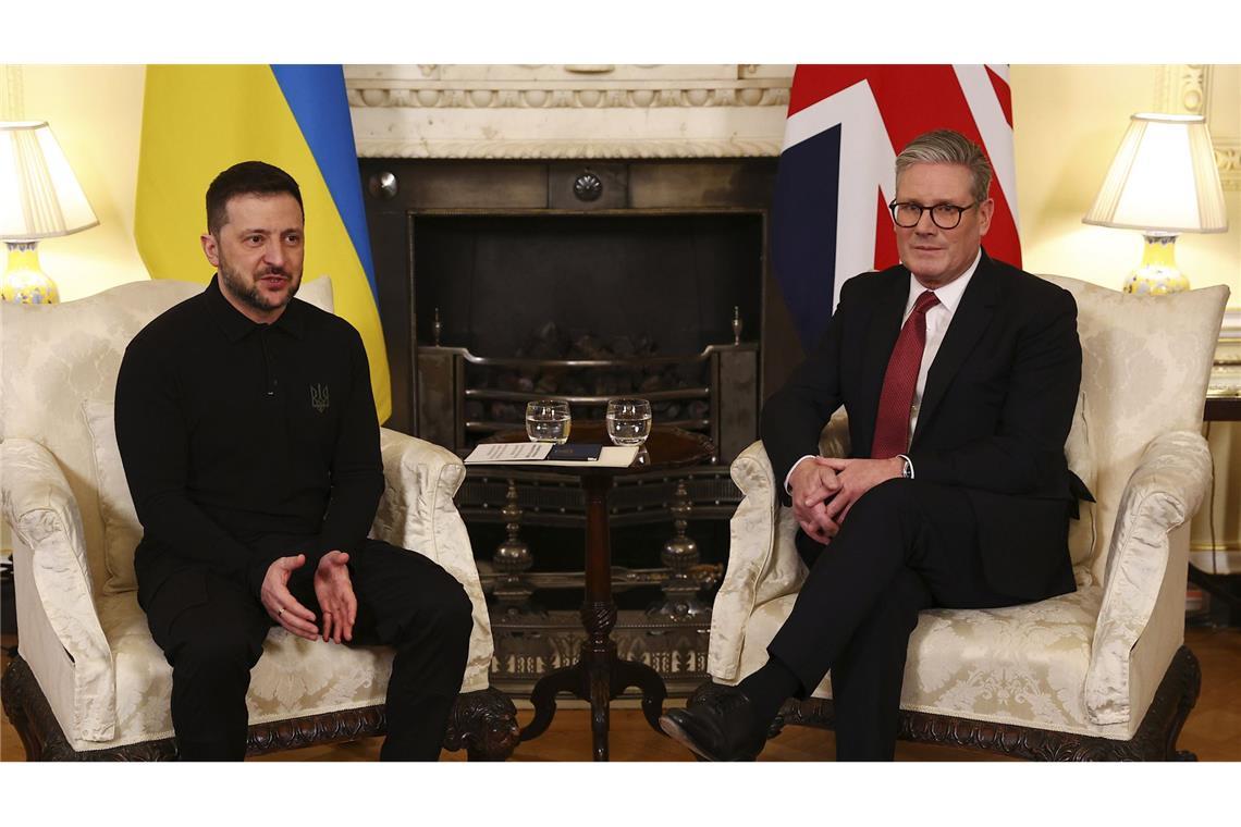 Selenskyj in London eingetroffen Der britische Premierminister Keir Starmer (r) empfängt den ukrainischen Präsidenten Wolodymyr Selenskyj zu einem Treffen in Downing Street 10 in London.
