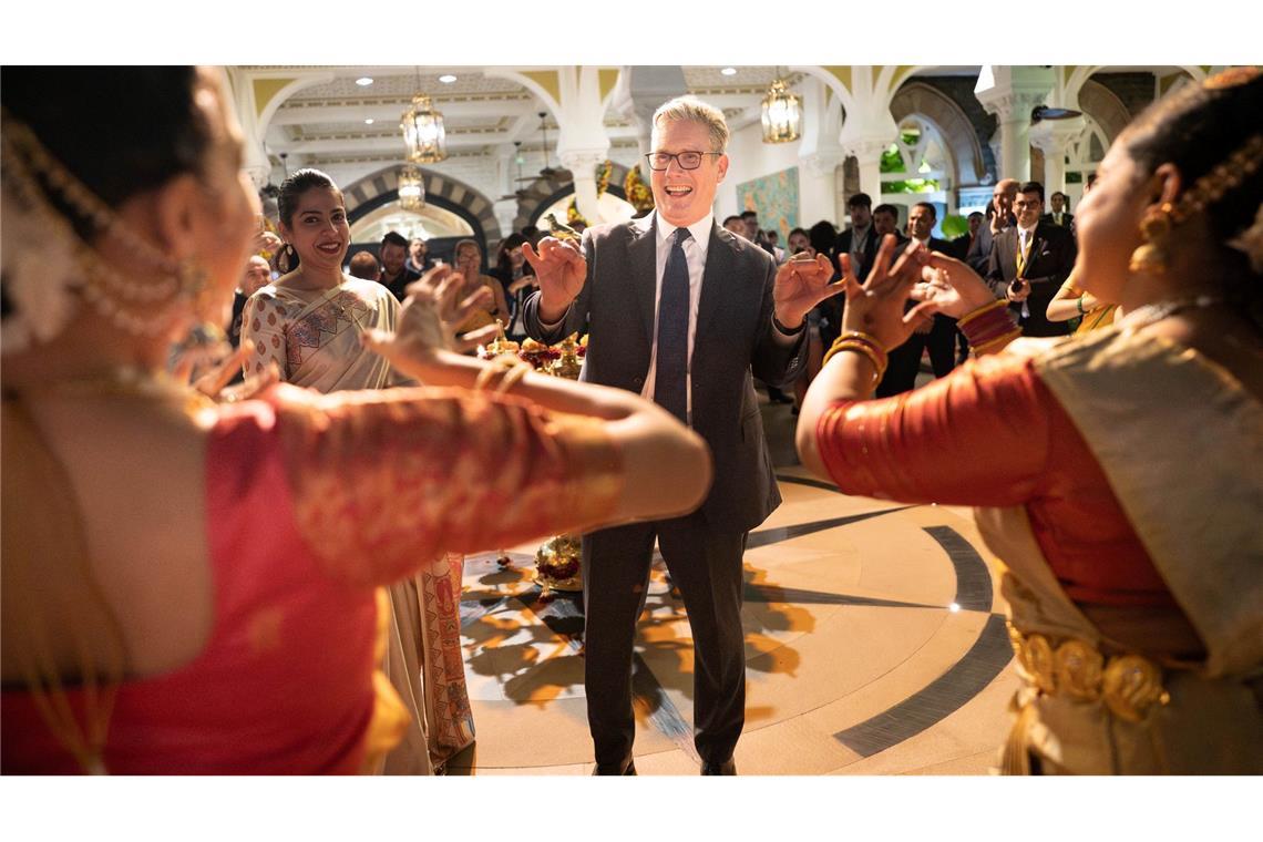 Bilder des Tages Der britische Premierminister Keir Starmer tanzt.