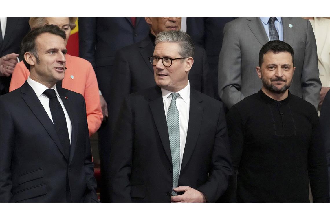Macron: Paris und London schlagen einmonatige Waffenruhe vor Der britische Premierminister Sir Keir Starmer (M) neben Frankreichs Präsident Emmanuel Macron (l) und dem ukrainischen Präsidenten Wolodymyr Selenskyj (r).