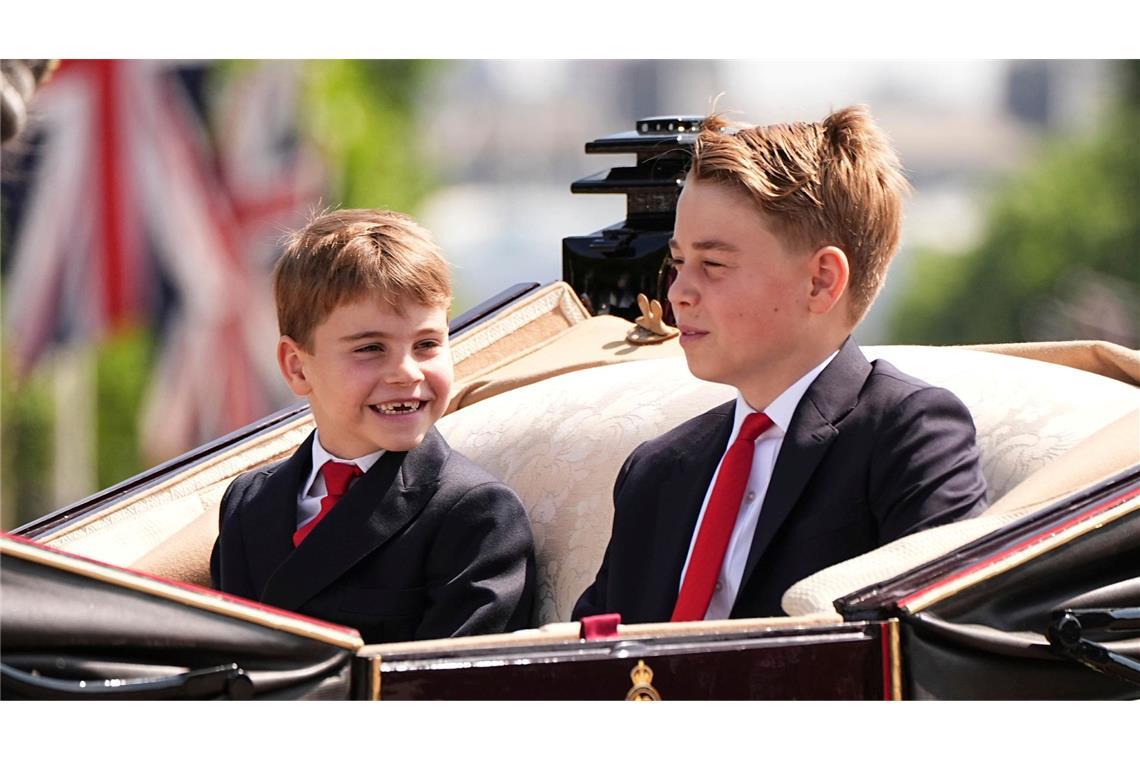 Der britische Prinz George - hier neben seinem kleinen Bruder Louis - soll aufs Elite-Internat Eton gehen. (Archivbild)