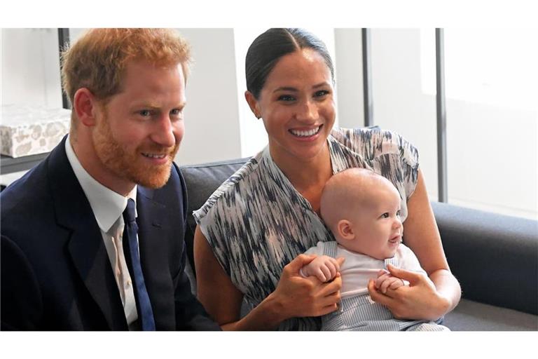 Der britische Prinz Harry (l), Herzog von Sussex, und seine Frau Meghan, Herzogin von Sussex, besuchten mit Sohn Archie die Desmond &amp; Leah Tutu Legacy Foundation.