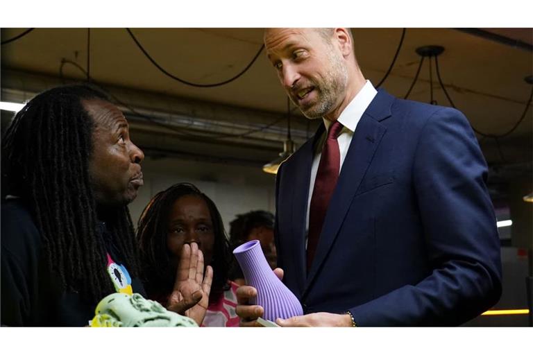 Der britische Prinz William hält eine 3D-gedruckte Vase in der Hand, als er sich am 14. Oktober 2026 in London mit Stipendiaten und ehemaligen Stipendiaten von „The Amos Bursary“ trifft. „The Amos Bursary“ wurde 2009 von Baronin Valerie Amos und Colleen Amos gegründet und ist eine Wohltätigkeitsorganisation, die leistungsstarke junge Menschen afrikanischer und karibischer Herkunft fördert.