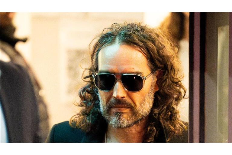 Der britische Schauspieler Russell Brand ist wegen des Verdachts der Vergewaltigung, Belästigung und Nötigung angeklagt worden.