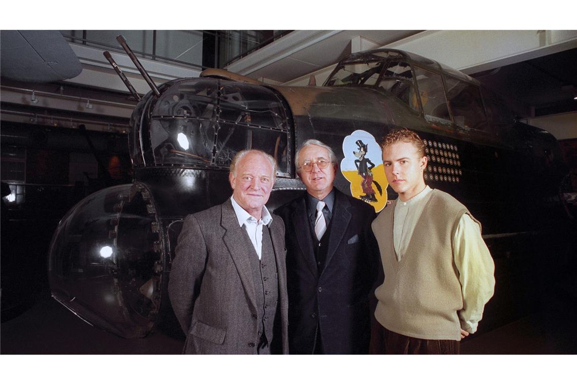 Der britische Spionagethriller-Autor Len Deighton (Mitte) ist im Alter von 97 Jahren gestorben. (Archivbild)