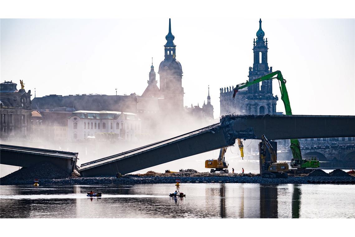 Bilder des Tages Der Brückenzug B der Carolabrücke in Dresden ist bei den Abrissarbeiten eingestürzt.