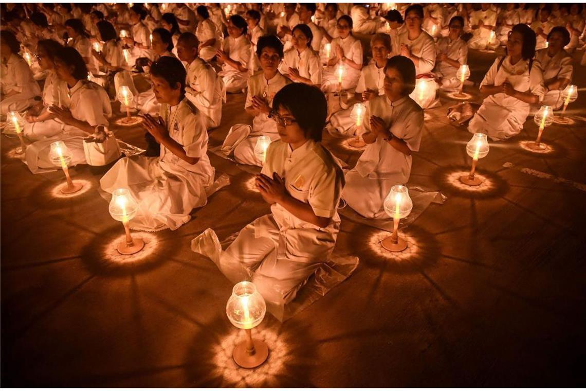 Der Buddhismus ist eine religiöse Weltanschauung der Mitte. Er lehrt weder Extreme noch Selbstkasteiung. Weder Völlerei noch völliger Verzicht um des Verzichtens willen ist sinnvoll.