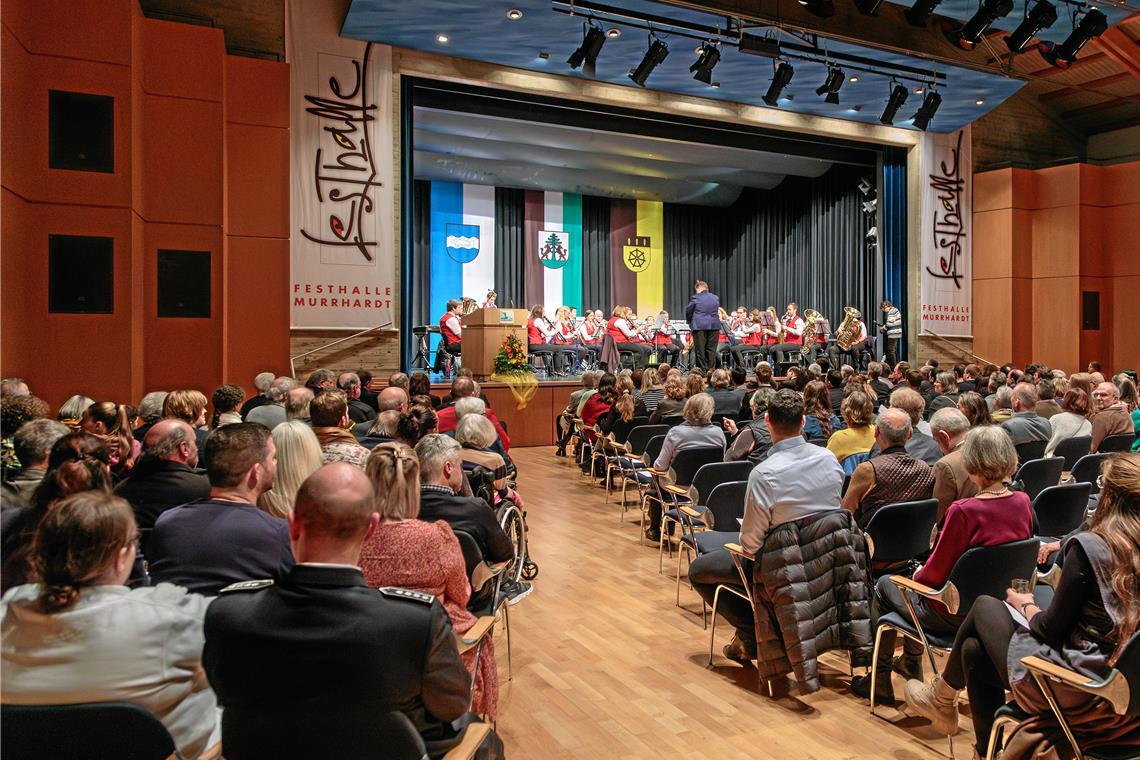 Ein Zeichen setzen für Demokratie Der Bürgerempfang in der Festhalle fand regen Zuspruch. Der Musikverein Stadtkapelle umrahmte den Abend musikalisch. Foto: Stefan Bossow