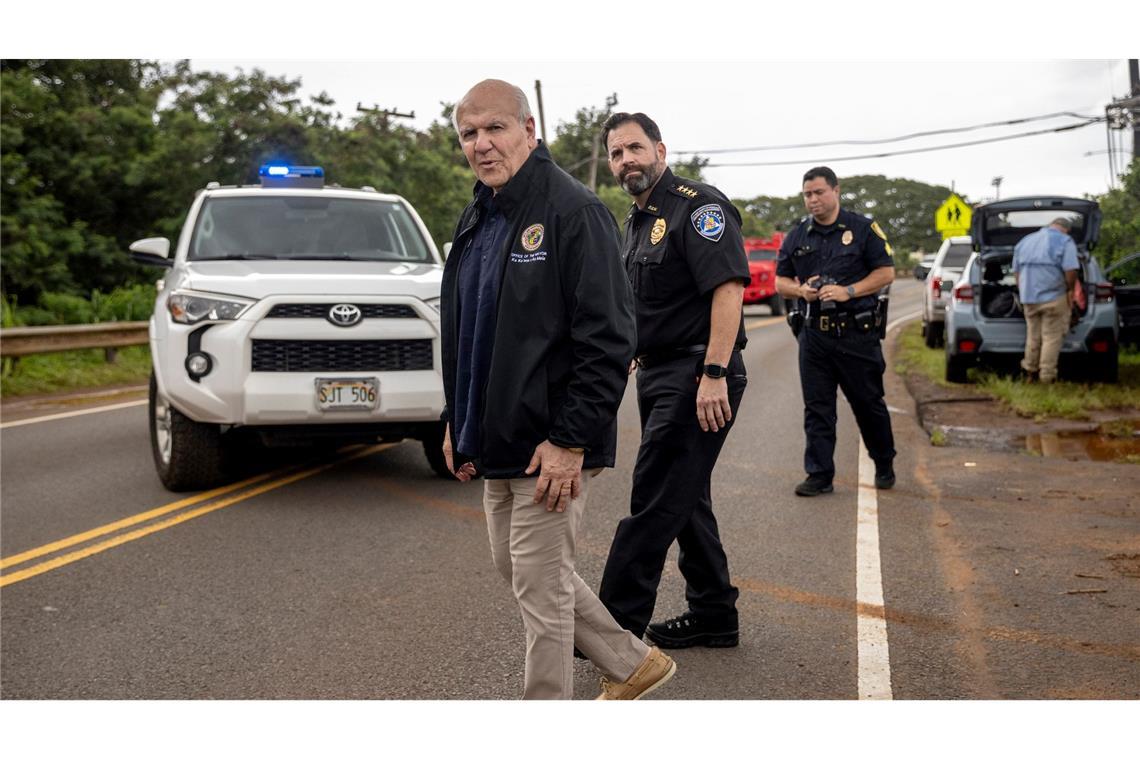 Der Bürgermeister von Honolulu, Rick Blangiardi (l), begutachtet die Hochwasserschäden.