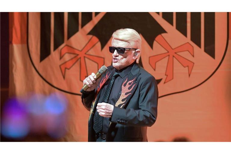 Der Bundesadler leuchtet in Schwarz-Rot-Gold, wenn Heino auf der Bühne singt.