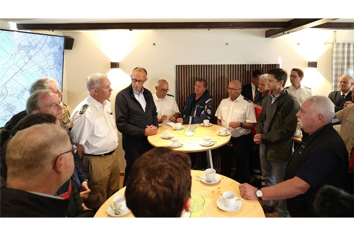 Der Bundeskanzler sprach mit Vertretern aller an der Brandbekämpfung beteiligten Organisationen.