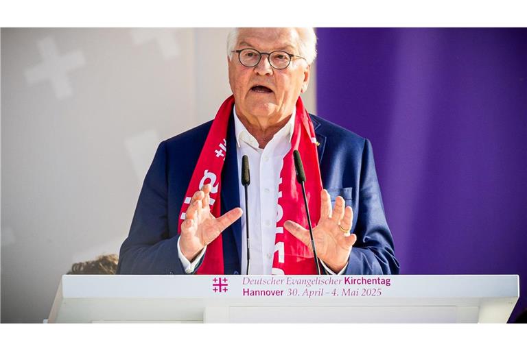 Der Bundespräsident würdigt den Kirchentag als seltene Chance, "dass wir uns aus unseren ideellen Fertighäusern herausbegeben".