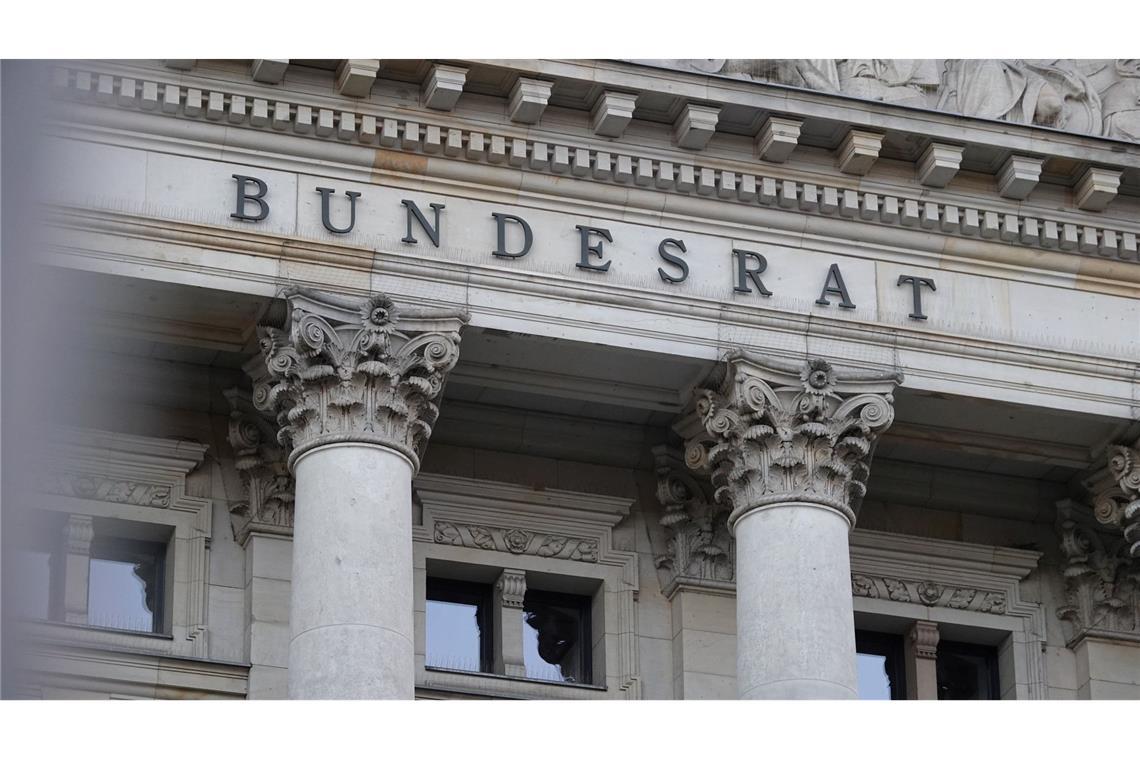Bundesrat segnet Steuerentlastung und Deutschlandticket ab Der Bundesrat machte den Weg frei für eine Steuerentlastung und die Absicherung des Deutschlandtickets. (Archivbild)
