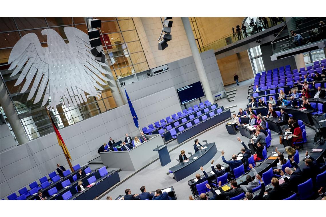 Der  Bundestag hat das umstrittene Rentengesetz beschlossen.
