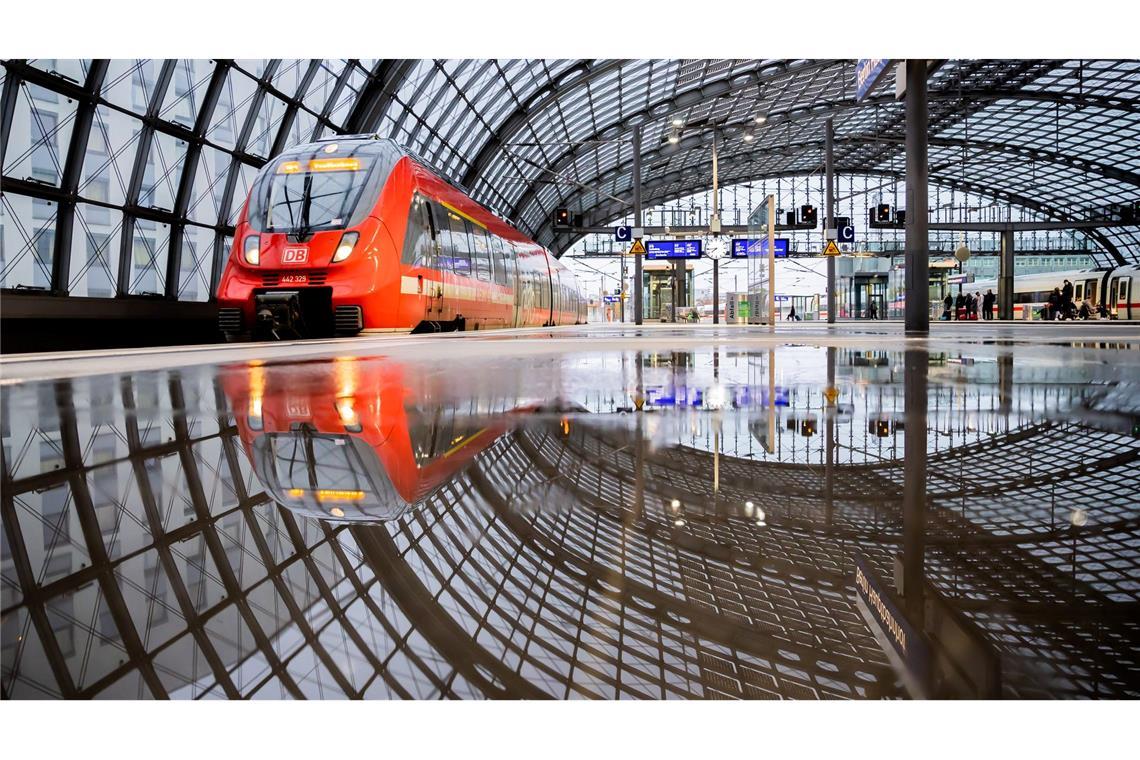 Der Bundestag hat weitere Zuschüsse zum Deutschlandticket bis 2030 beschlossen. (Archivbild)