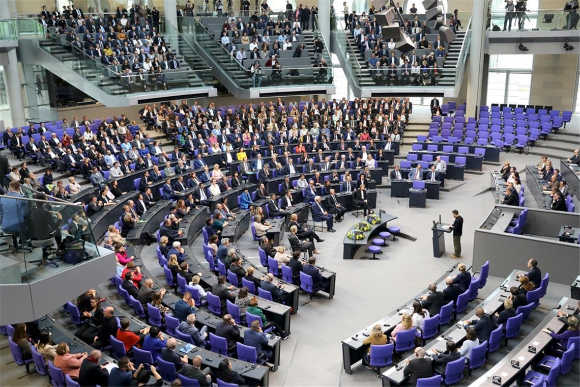 Bundestag: Wie viele Sitze für Mehrheit? Der Bundestag wird 2025 wieder kleiner mit insgesamt 630 Sitzen.