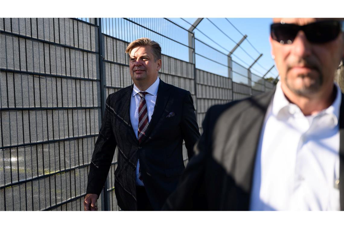 Spionage-Prozess - Mitarbeiter mit Zugang zu Krahs Account Der Bundestagsabgeordnete Maximilian Krah (AfD) sagte im Prozess gegen seinen ehemaligen Mitarbeiter als Zeuge aus.