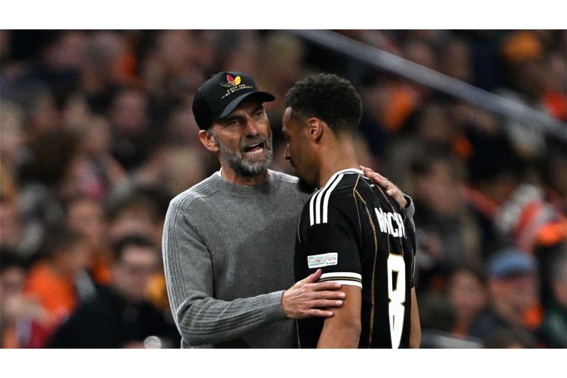 Der Bundestrainer Jürgen Klopp (links) beglückwünscht den Torschützen Felix Nmecha. Am Ende gibt es jedoch ein 1:1 in den Niederlanden.