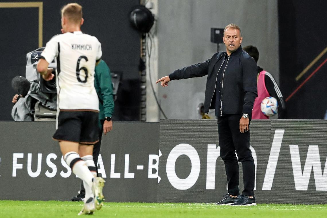 BKZ-Bundestrainer: DFB-Kader liefert Stoff für erste Debatten Der Bundestrainer und sein verlängerter Arm auf dem Platz: Was ist für die Elf um Hansi Flick und Joshua Kimmich bei der WM drin? Foto: Imago