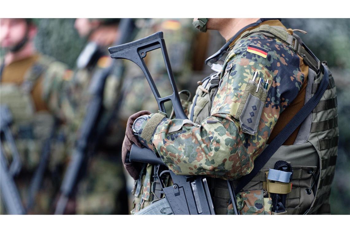 Mehrheit für Wiedereinführung der Wehrpflicht Der Bundeswehr mangelt es an Soldaten.