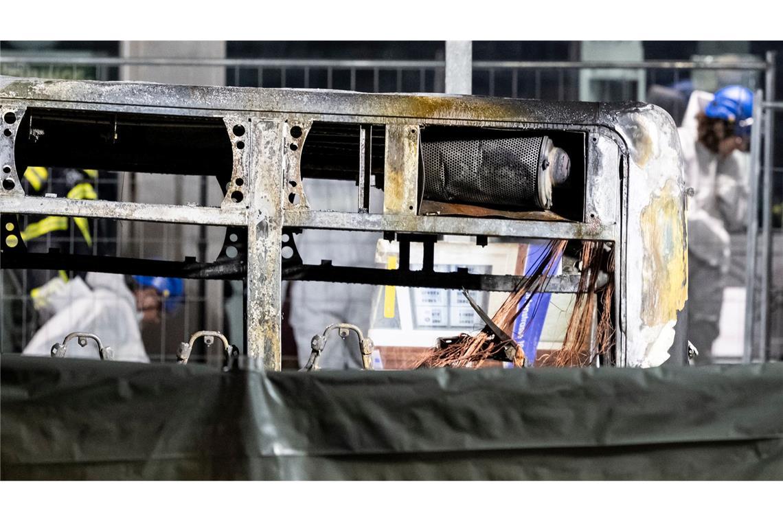 Der Bus brannte komplett aus.