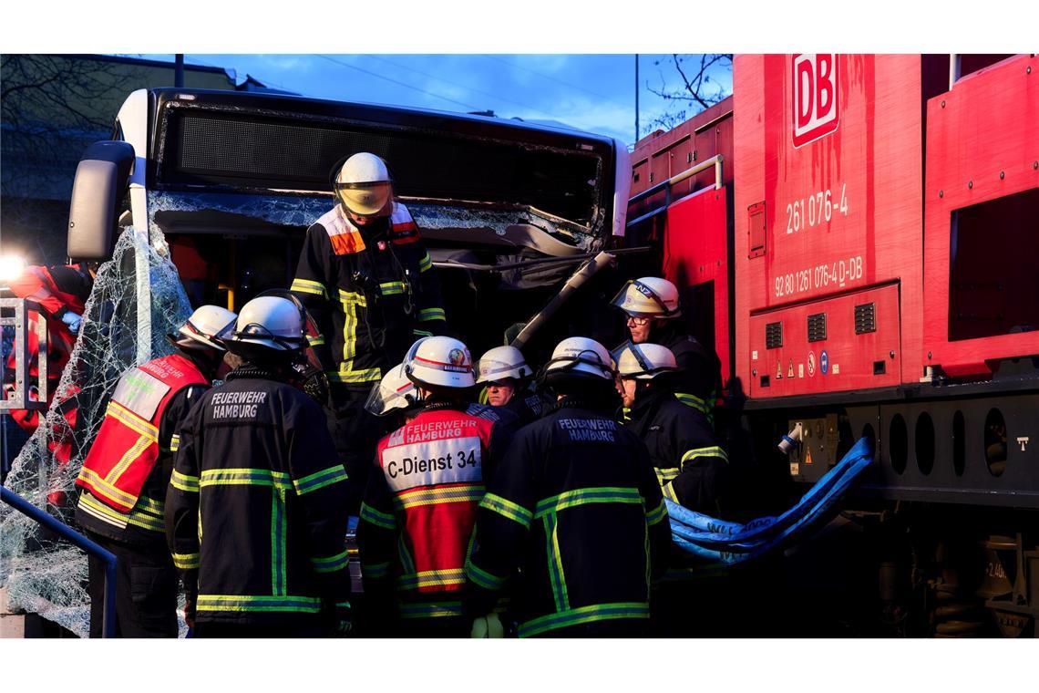 Der Bus ist nach dem Zusammenprall mit einer Lokomotive stark zerstört.