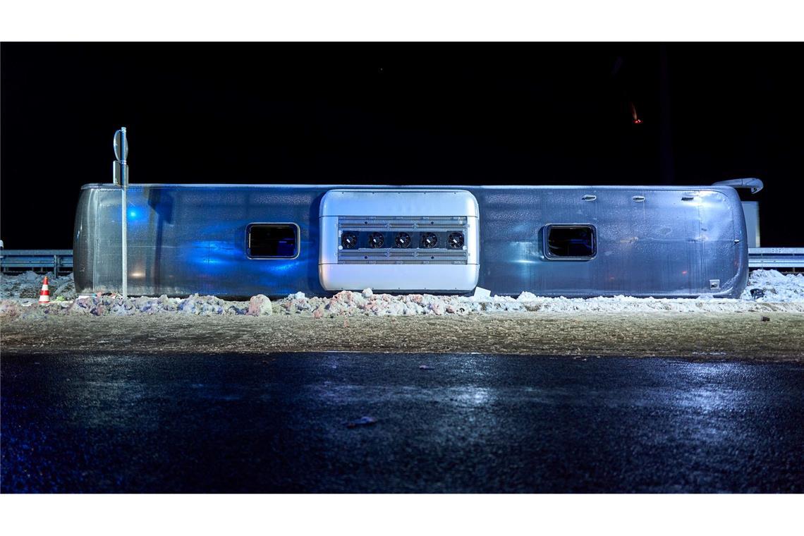 Zwei Tote, mehrere Verletzte - schwerer Busunfall auf A11 Der Bus kam auf der Seite zum liegen.