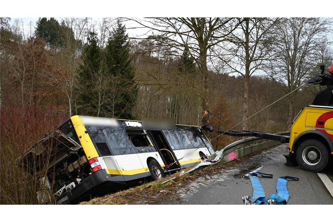 Der Bus soll nach dem Unfall erst im Verlauf des Tages geborgen werden.