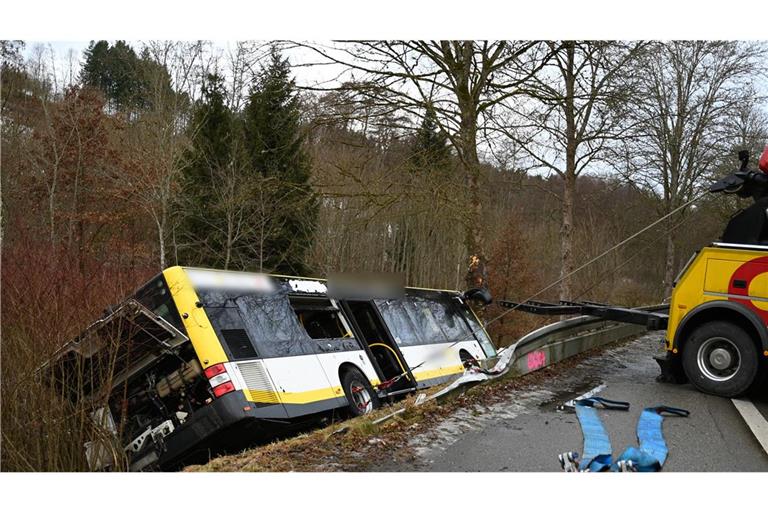 Der Bus soll nach dem Unfall erst im Verlauf des Tages geborgen werden.