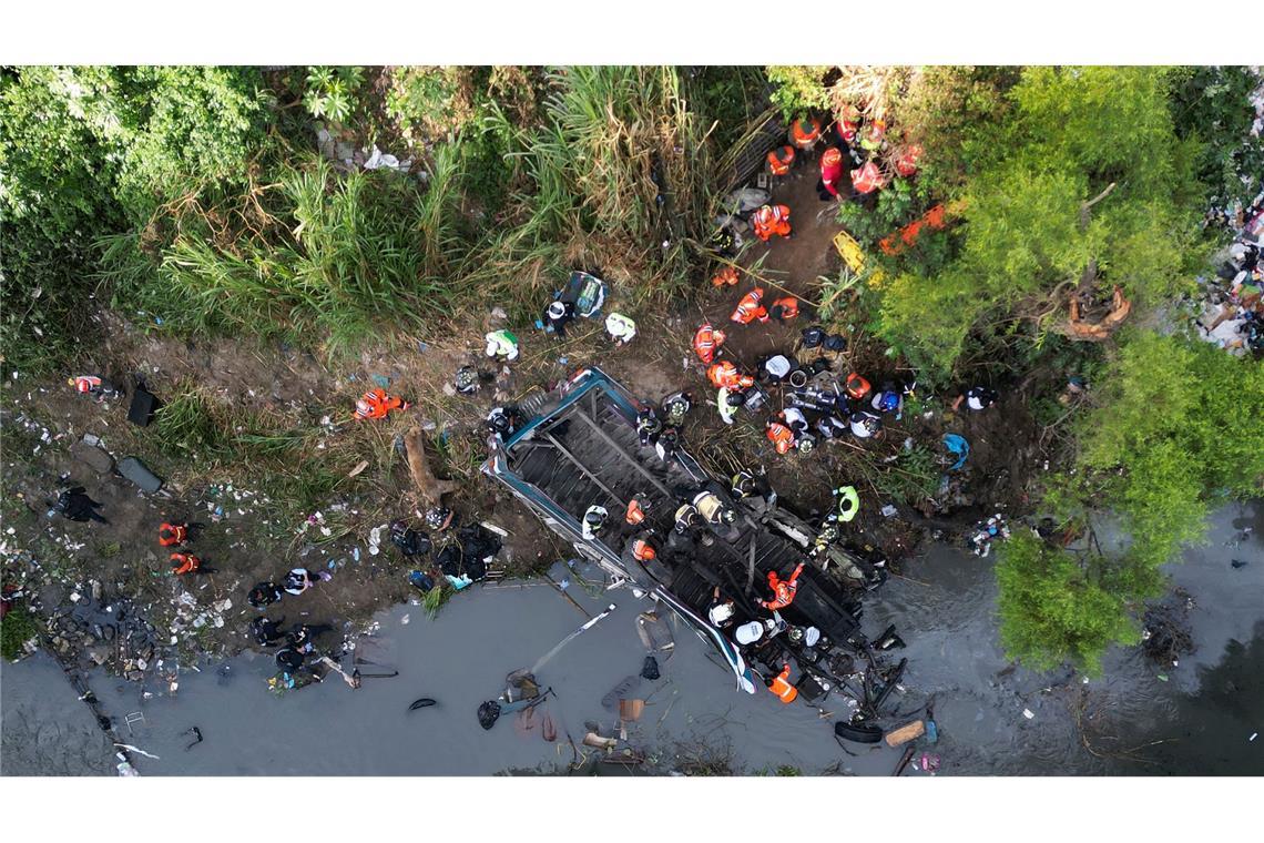 Mehr als 50 Tote bei Busunglück in Guatemala Der Bus stürzte von einer Brücke etwa 20 Meter in die Tiefe.