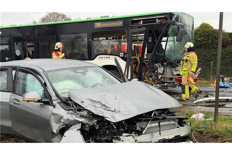 Der Bus und das Auto wurden bei dem Zusammenprall stark beschädigt.