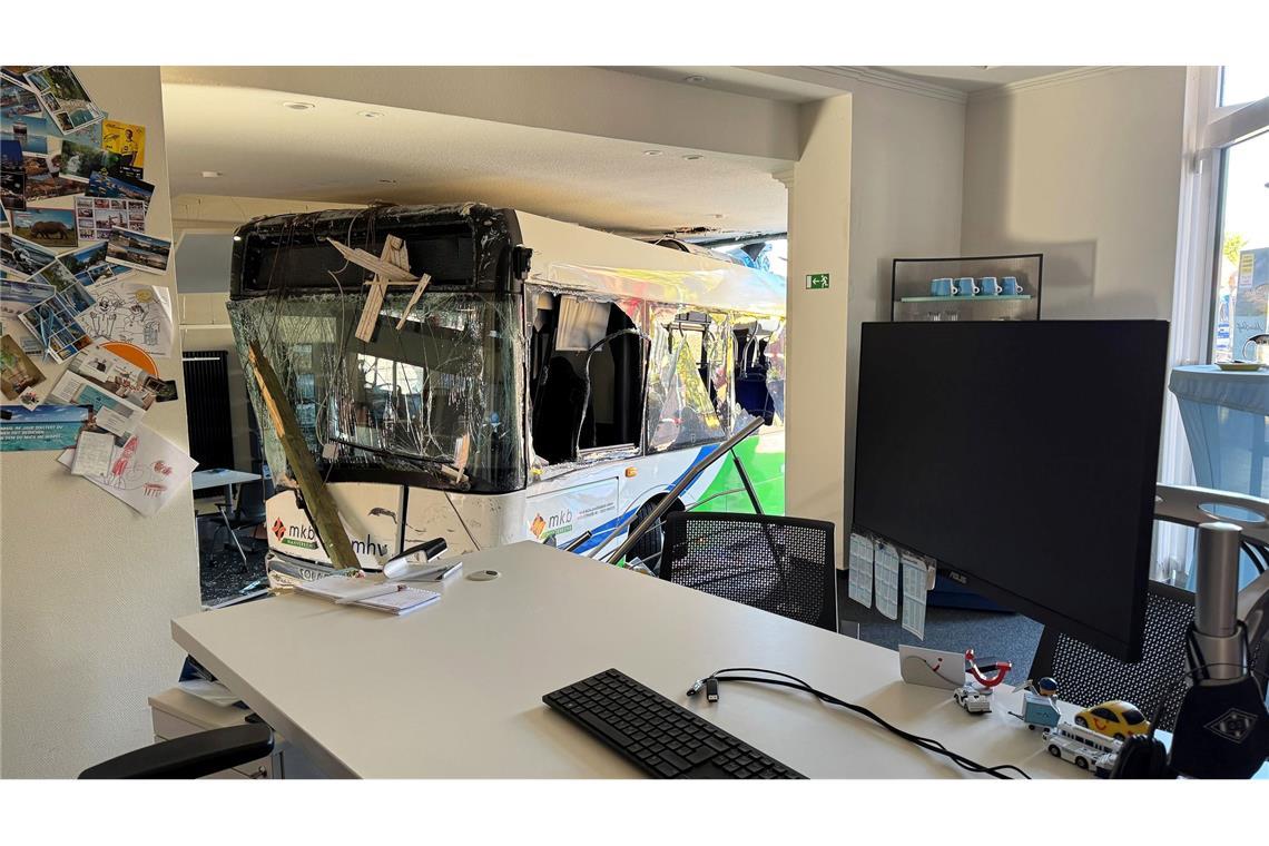 Bus kollidiert mit Auto und kracht in Reisebüro Der Bus war laut Polizei bis auf den Fahrer unbesetzt.