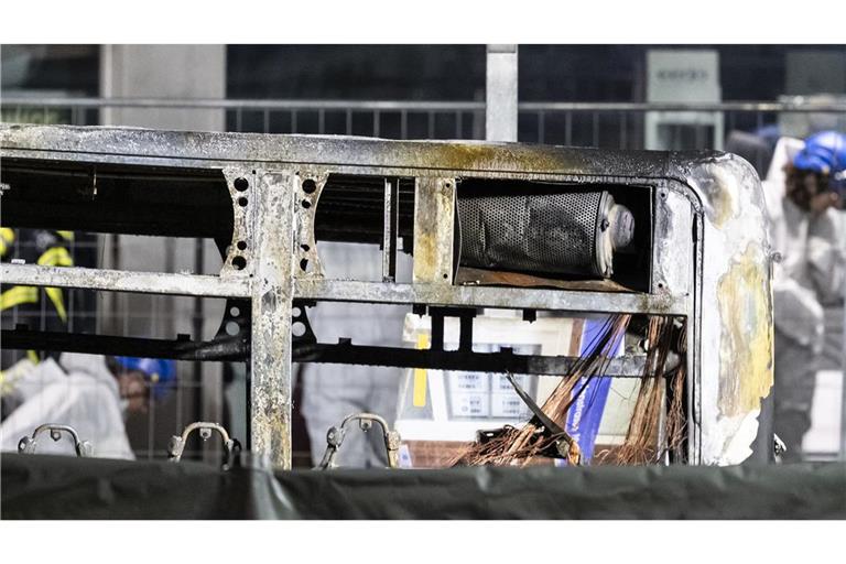 Der Bus wurde durch das Feuer völlig zerstört.