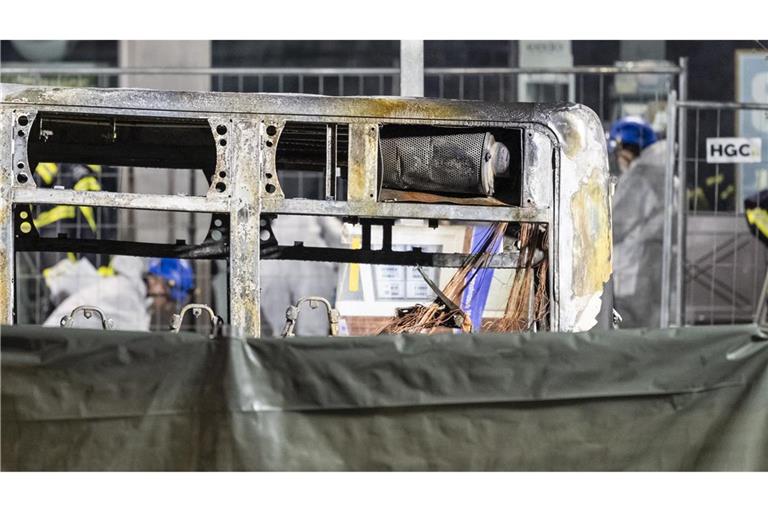 Der Bus wurde durch das Feuer völlig zerstört.