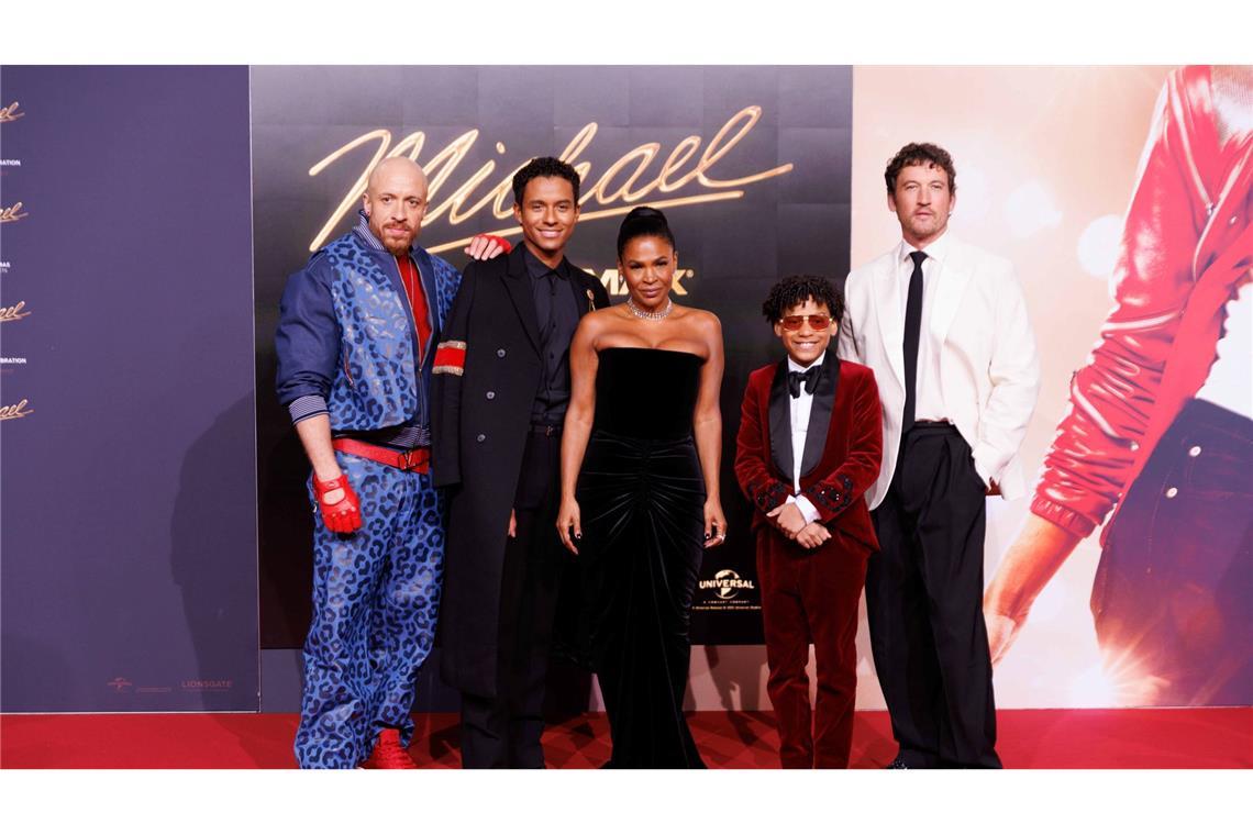 Der Cast vom Biopic "Michael" mit Jaafar Jackson (2. v. l.) kam zur internationalen Premiere in Berlin.
