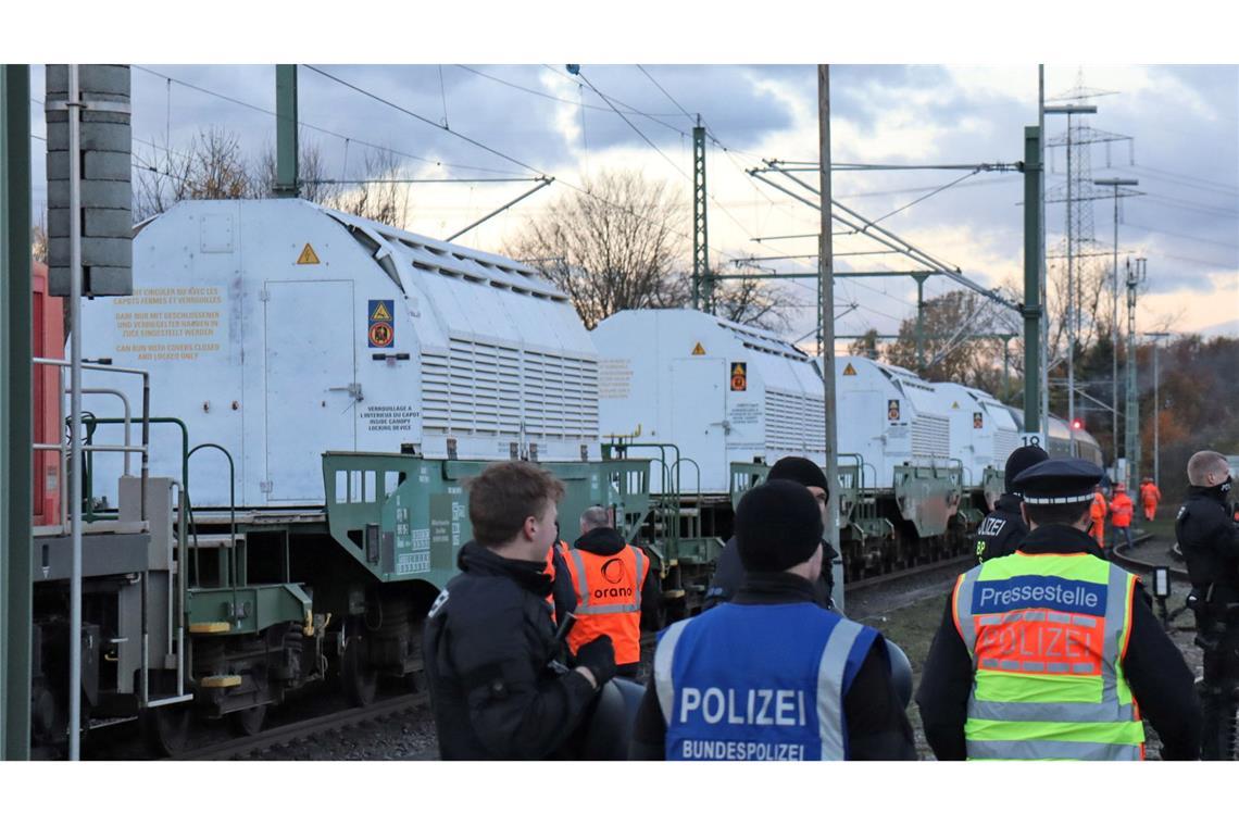 Nach vier Jahren: Ein Castor-Zug kommt in Deutschland an Der Castor-Transport hat Deutschland erreicht.